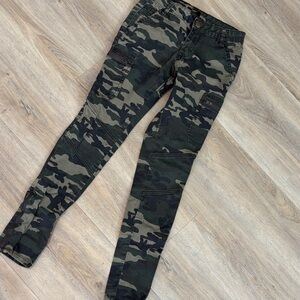 F21 CAMO CARGO LOW RISE SKINNY PANTS